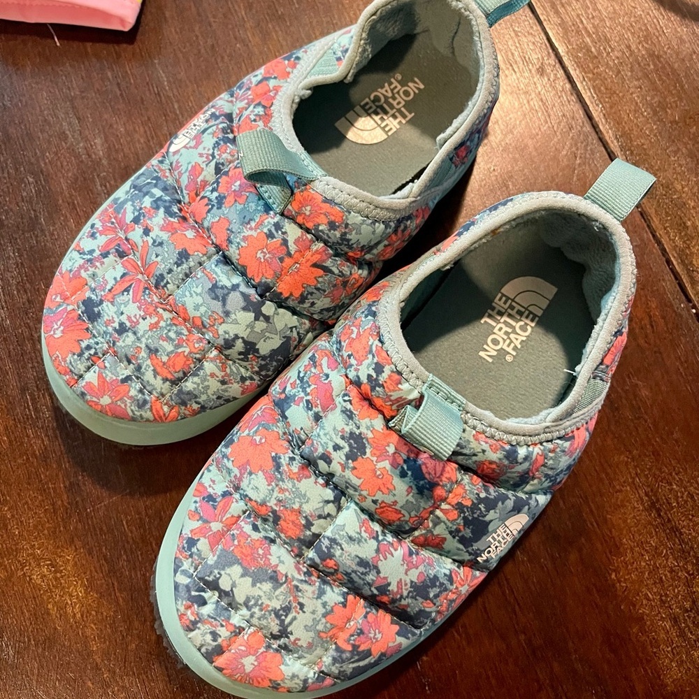The North Face Kids Floral Slippers - Blue and Red